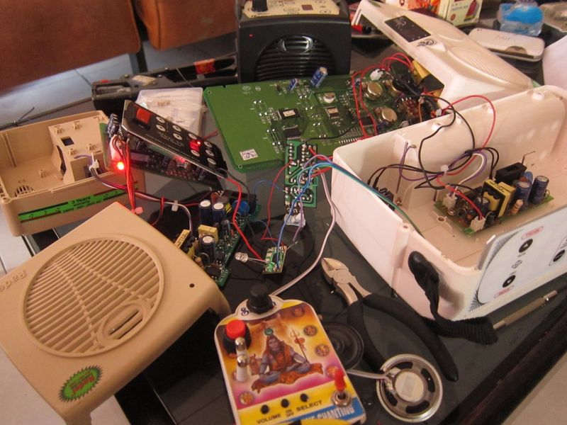File:Sruti box hacking.JPG