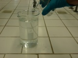 10g NaOH in 1L Wasser auflösen. Immer erst das Wasser dann die Lauge!